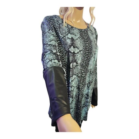 Nygard Green Snake Skin Animal Print  Tulip Back Long Line Top - Picture 2 of 6